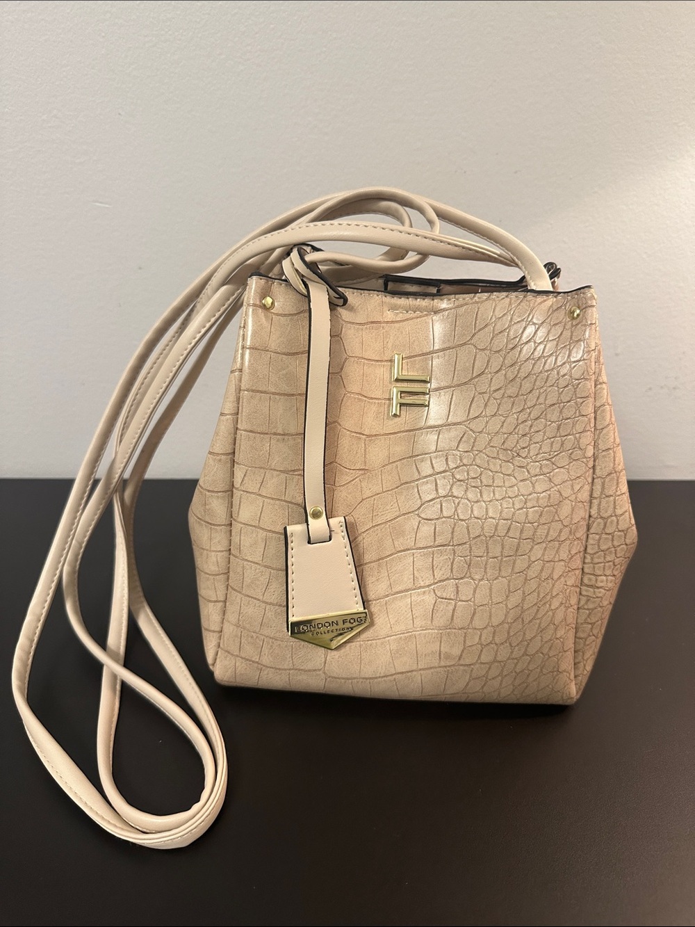 NWOT London Fog Tan Croc-Embossed Crossbody Bucket Bag w Gold Closure & Hangtag